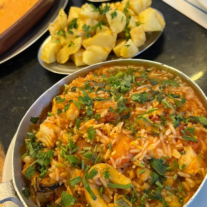 Arroz malandrinho com frutos do mar servido na panela