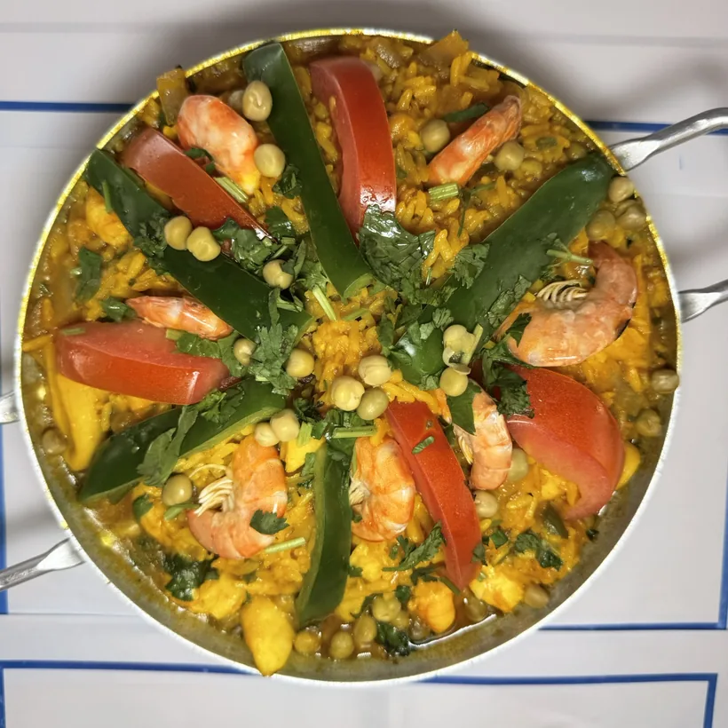 Arroz de camarão com legumes montado na panela